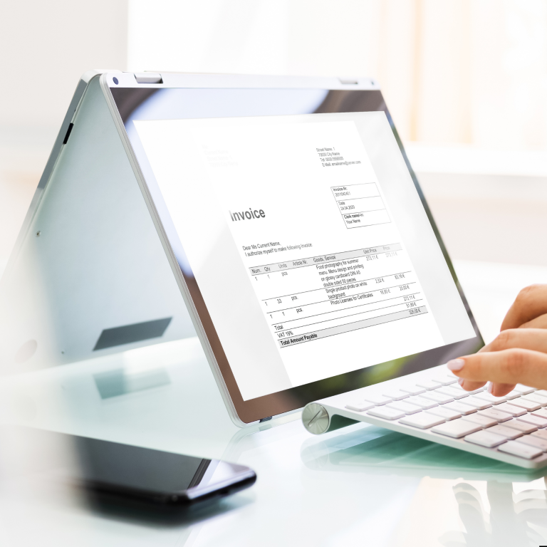 Trabajador que demuestra aumento productividad gracias a la digitalización de documentos