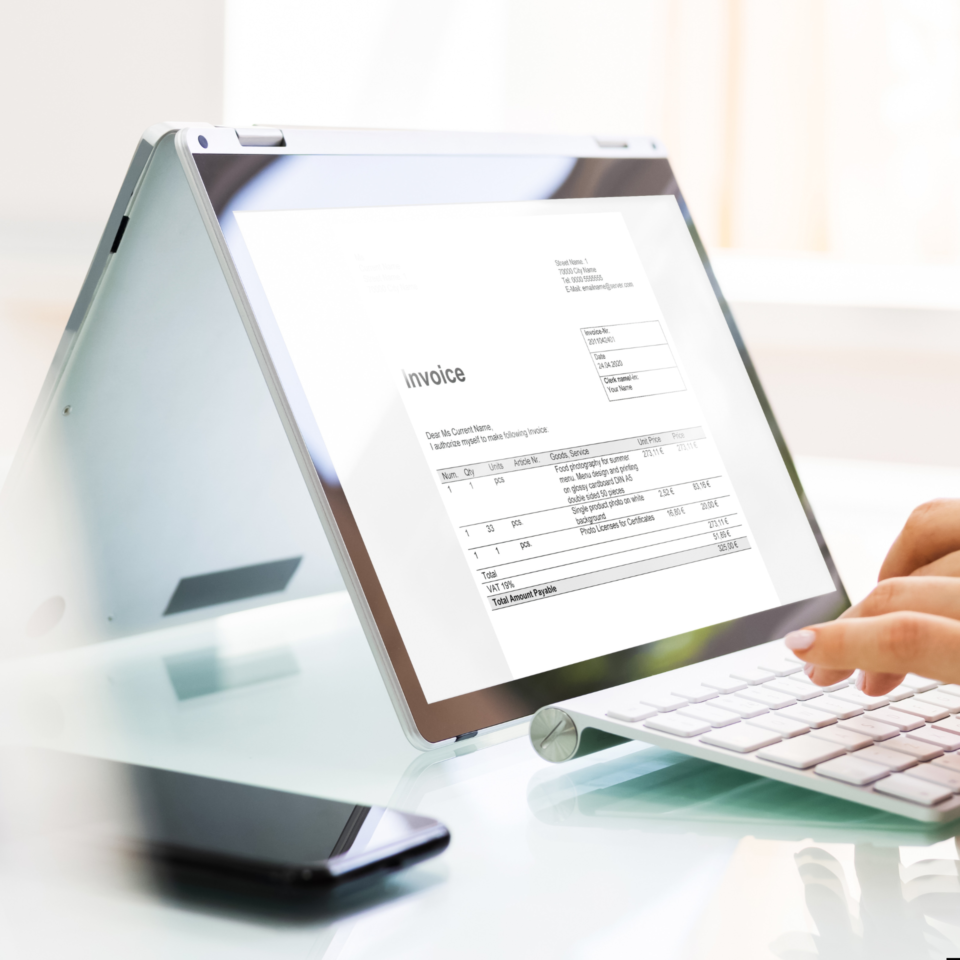 Trabajador que demuestra aumento productividad gracias a la digitalización de documentos